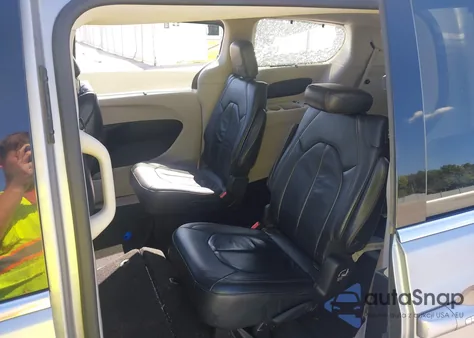 2017 Chrysler Pacifica Touring-L z USA, uszkodzony, nr VIN 2C4RC1BG4HR540225